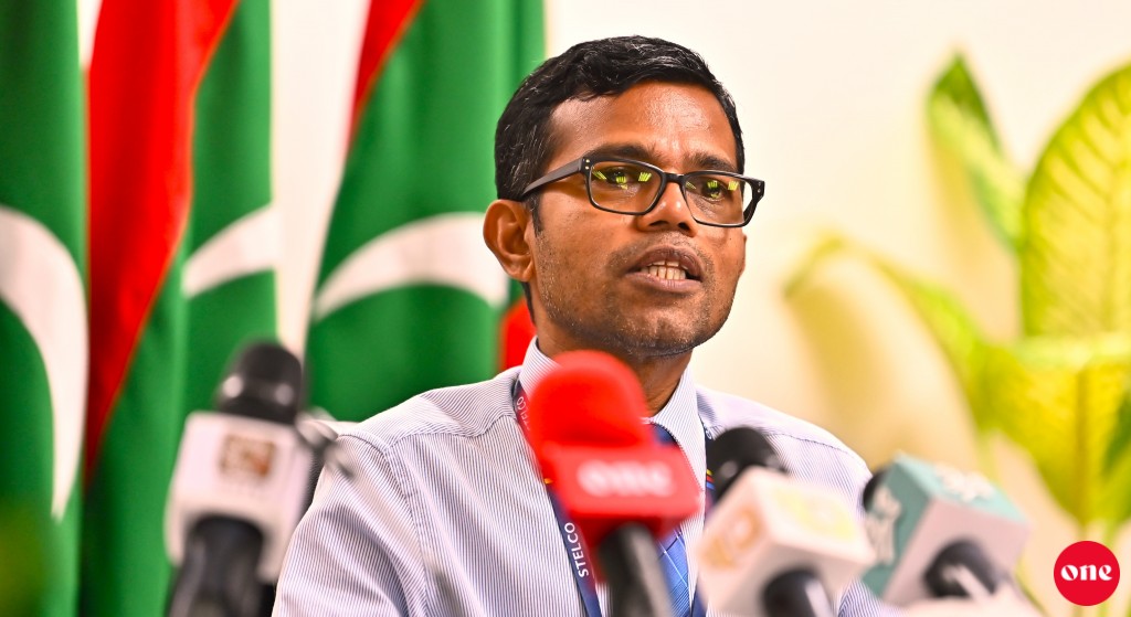 Party badhalumun member kan gelley islaahakee democracy ah elhey muhinmu fiyavalheh: : Fahmy