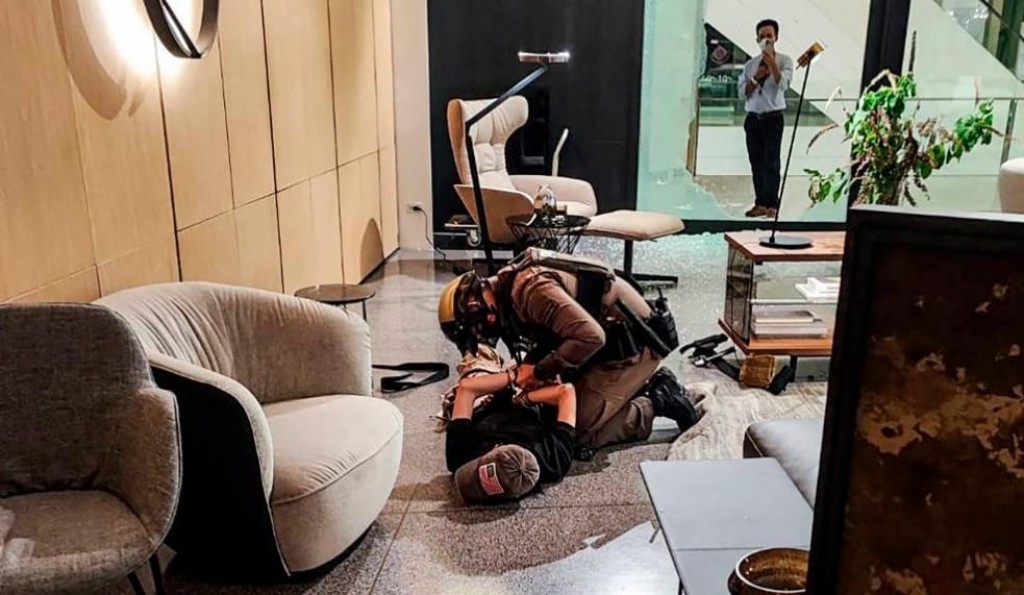 Hamalaage irukolheh kureen aharen Siam Paragon gai, mi'ee dhemigen anna silsilaaehgge bolheh