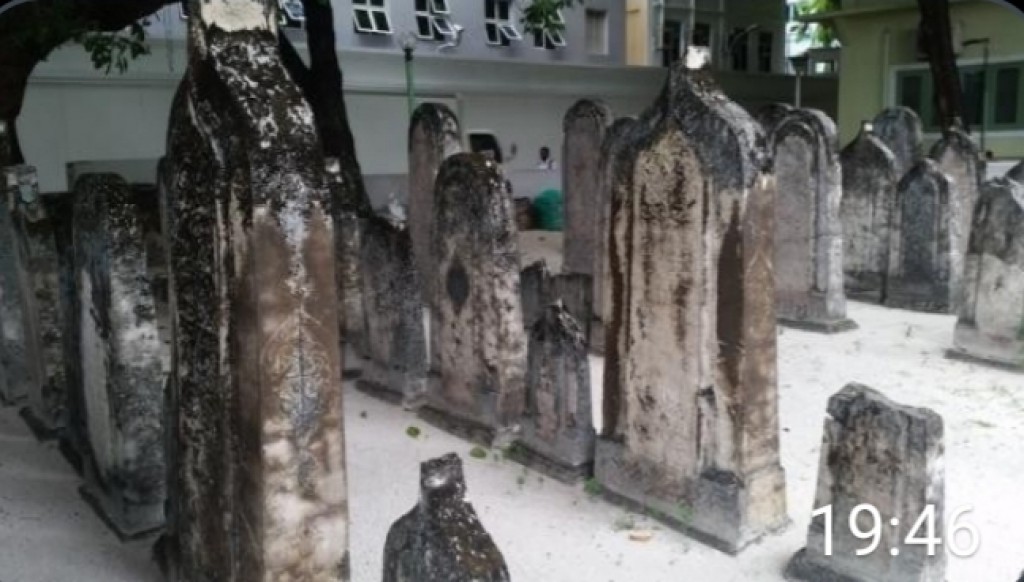Dhivehi thaareekhu: Huravee raskan feshunee nubaikan boduvegenvaa baghaavaathakunneve.