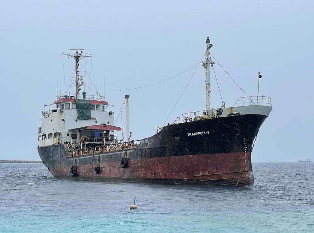 Fuel ship crash on Vilimale' reef