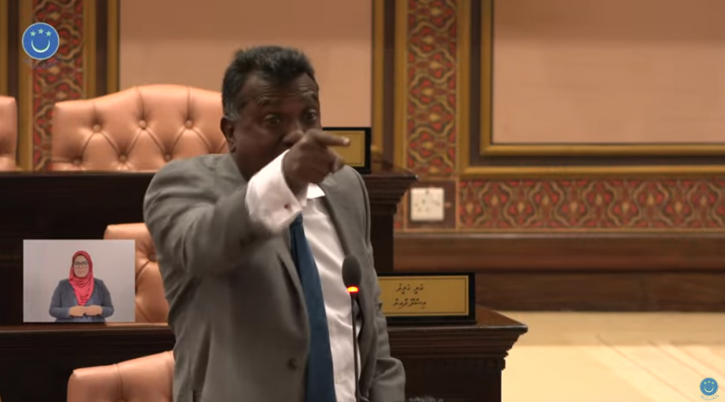 Huthurubahun vaahaka dhakkai, thakechchah gellundhinumun, nan ivvai Jaabiru jalsaain beyru kohfi