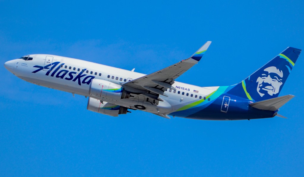 Alaska airlines ge flight ehge engine nivvaalan ulhunu passenger aku hayyaru kohfi