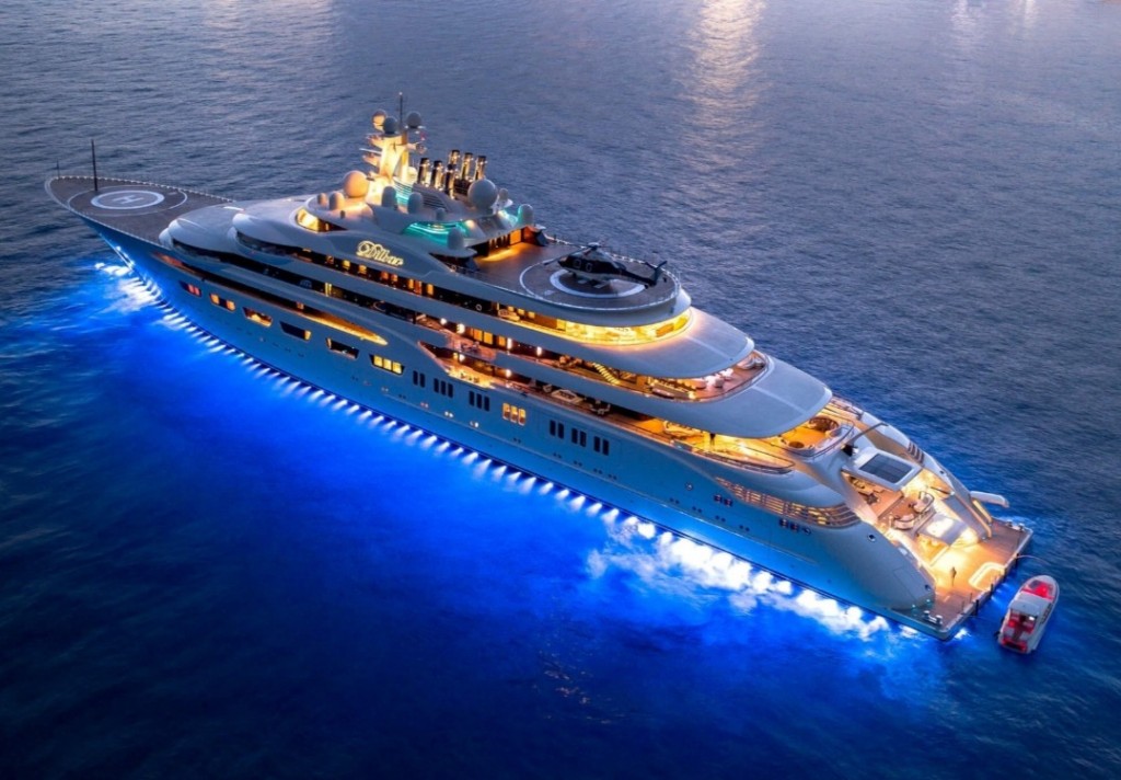 Russiage mahujanu Usmanov ge biya yacht ah dhuniyeyge ethah record eh!