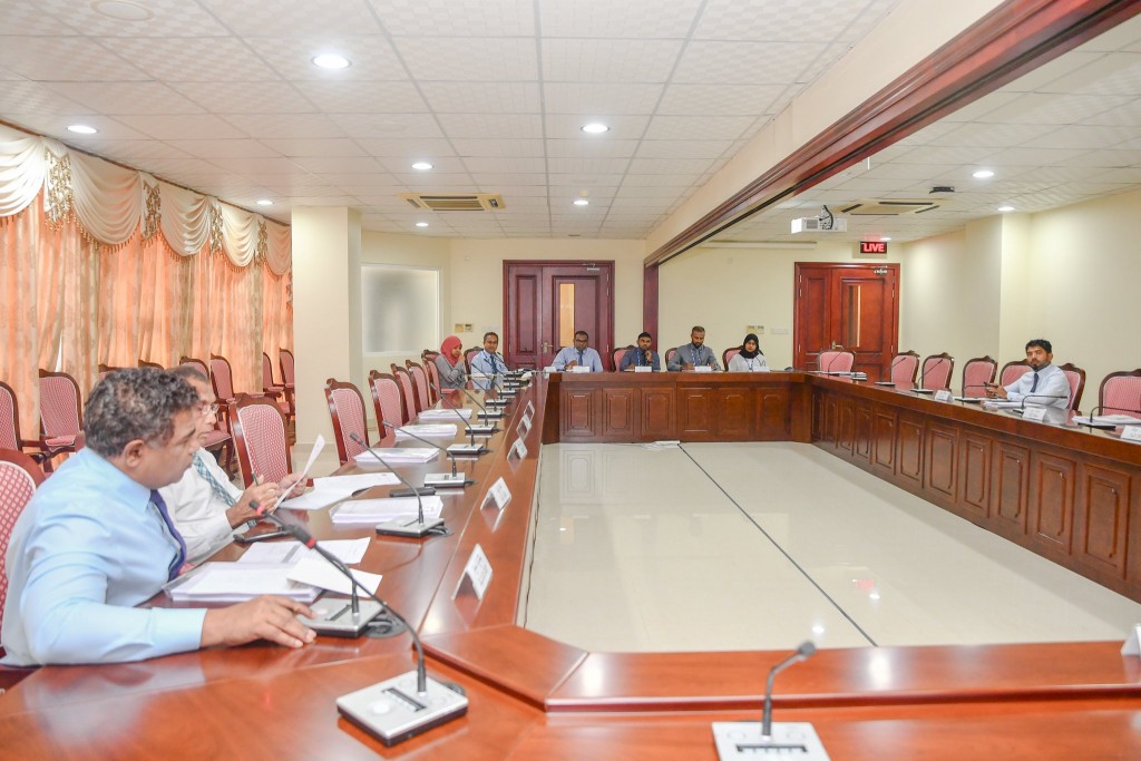 Memberunge hiyaaluthafaathuvun hoonuve, Fenakaige beyfulhun haaziru kuri committee ninmaalaifi