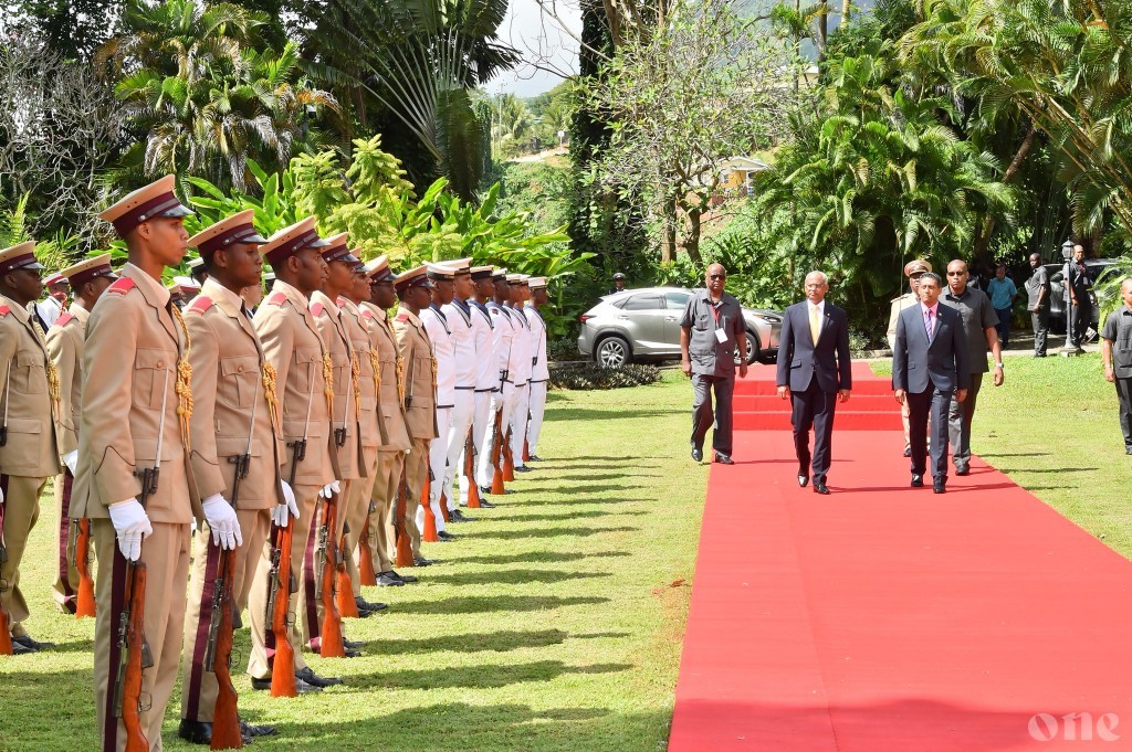 Official welcome for President at Seychellois State House by President of Seychelles