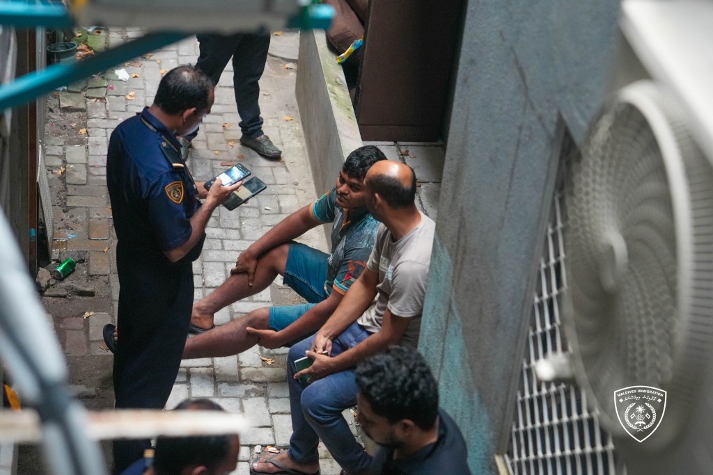 Bidheyseenge athun Immigration ge muvazzafun thakeh naajaaizu manfaa hoadhamundhaa massalaehgai 3 meehaku hayyaru koffi