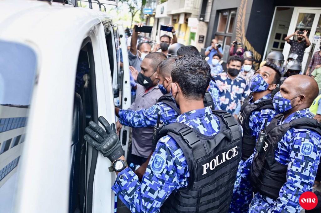 Muzaaharaa roolhaalumuge gothun idhikolhuge issfaraaithah fuluhunge belumuge dhashah