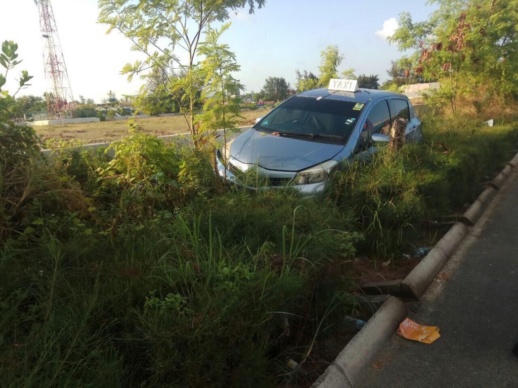 Minor accident in Hulhumale leaves car in bushes