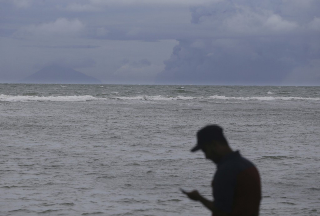 Tsunami alert lifted after undersea quake off Philippines