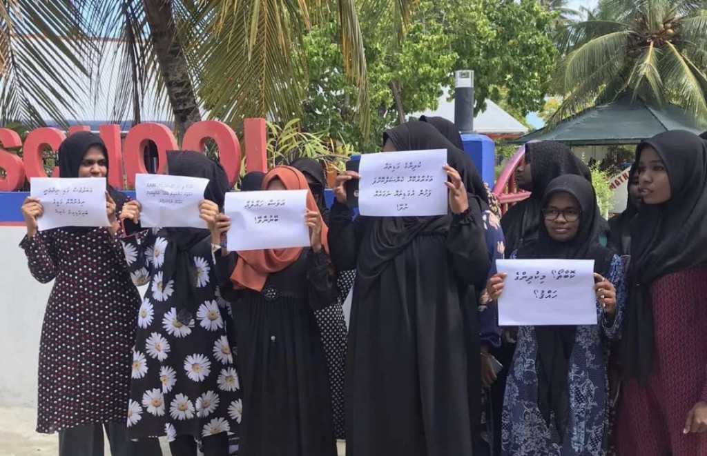 Teacher aku maa ginain salaam bunaathee Mathiveri School beleniveringe ihuthijaajeh, govaalee ithuru teacher inn hoadhumah