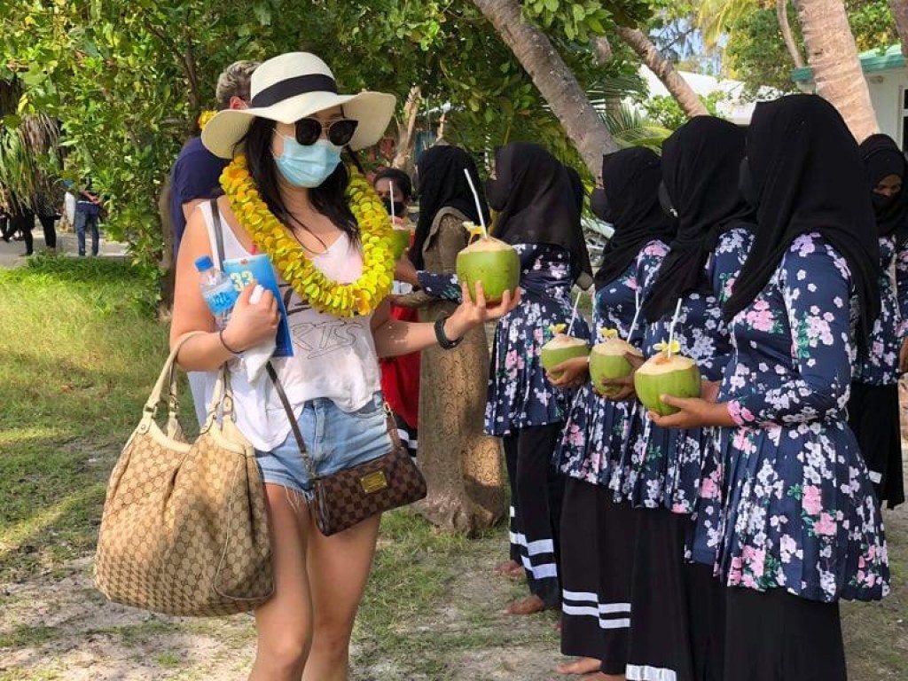 61 Guest house akah huddha dheefi, ginaee Maafuttaai Huraa adhi Thoddoo guest house thah