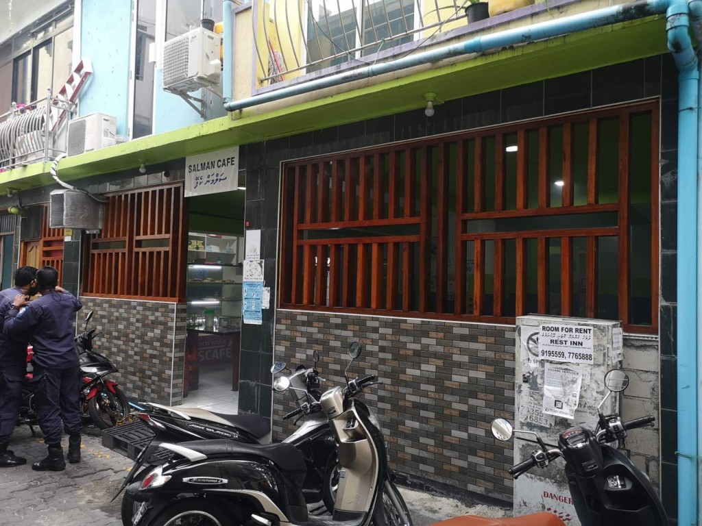 Café fire injures foreigner