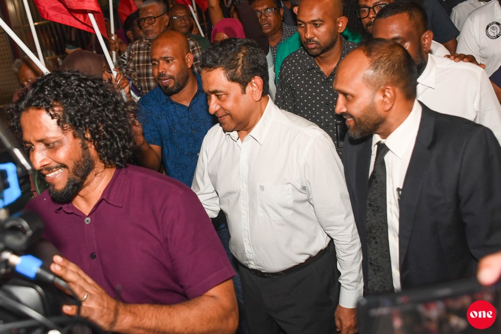 One Photo: Raees Yameen minivan vun