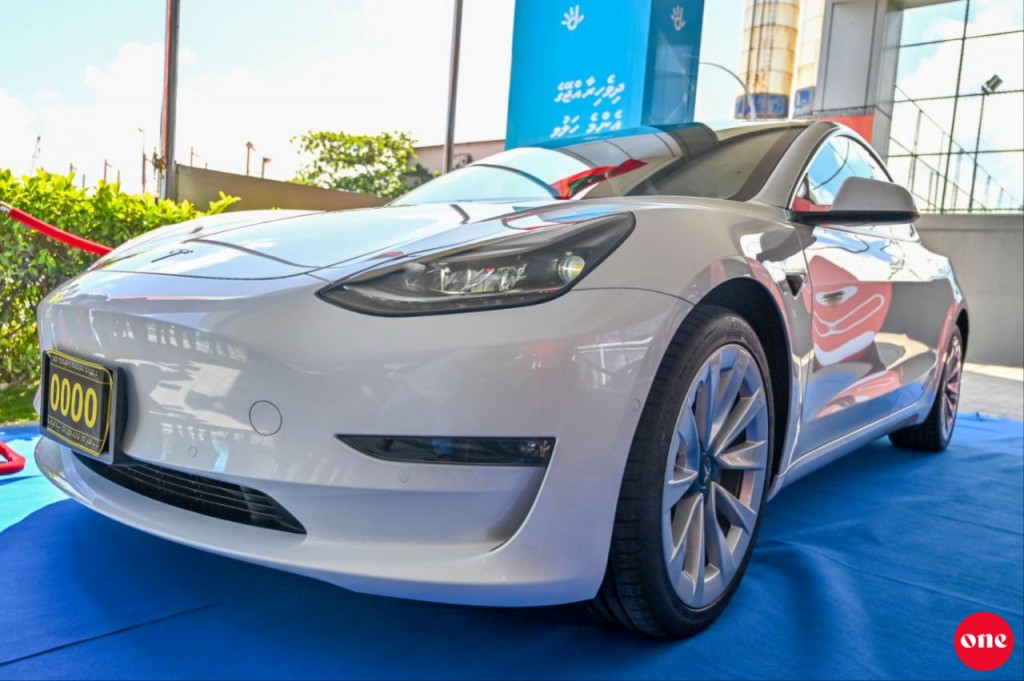 Tesla car eh libey Dhiraagu promotion gai baiverivumuge furusathu maadhamaa ah hamavaane
