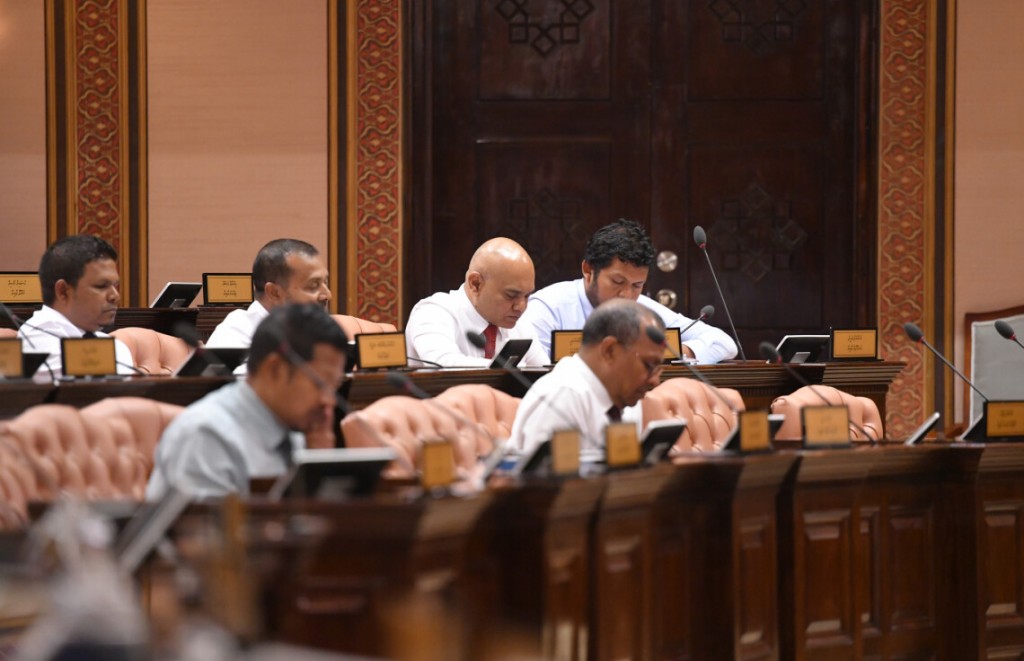 UN. office thakuge mandhoobakah Salma, Singapore safeerakah Luveiz hamajassan majilis ah