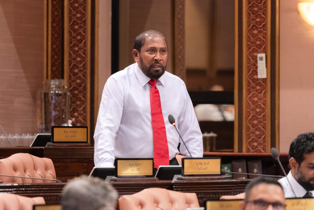 Riyaasee inthihaabaa dhimaakoh MDP in vazeefaathah bahaalee dhoani faharah mahah ves nufurey minvarah: Qasim