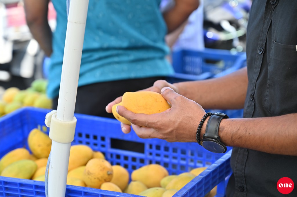 Baazaar gai dhon anbu thiyaagi vejje