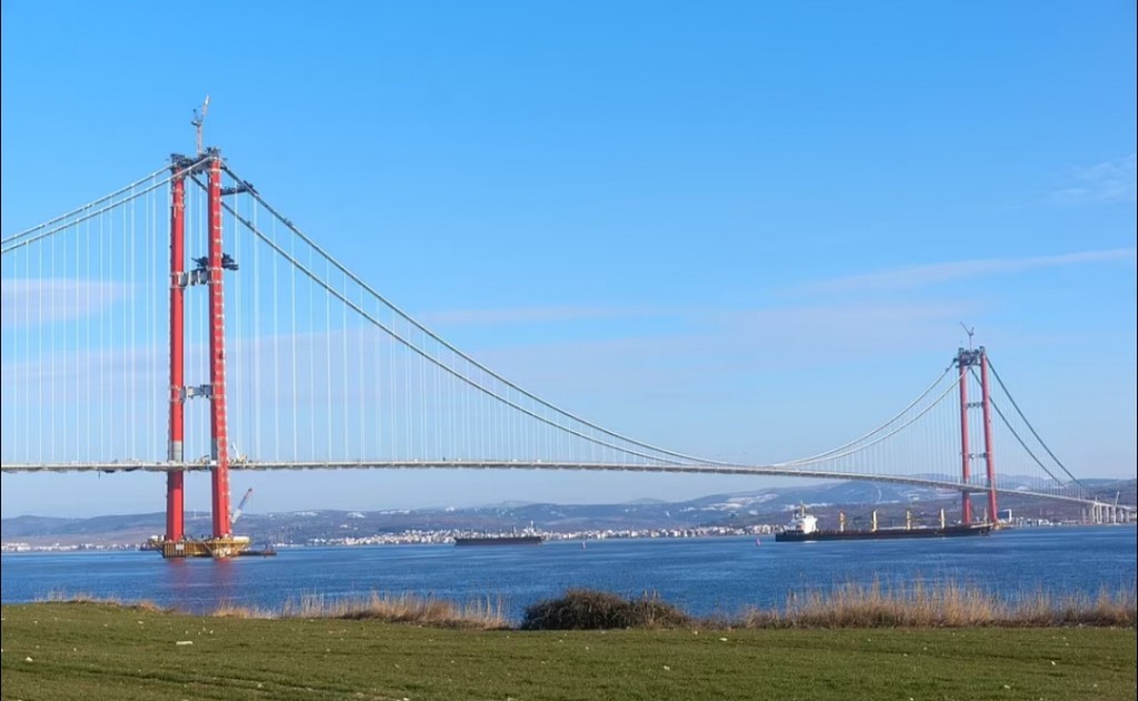 Dhuniyeyge enme dhigu suspension bridge inn Europe aai Asia gulhuvaalaifi