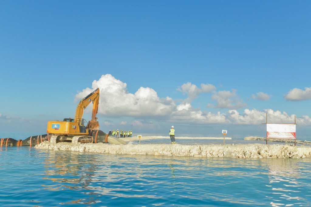 Contractor ah Male' sarahahdhun binthakeh nudhee, Rasmale hikkan alun fashanee