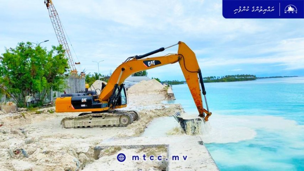 Installation of precast blocks begin at Hithadhoo old harbor