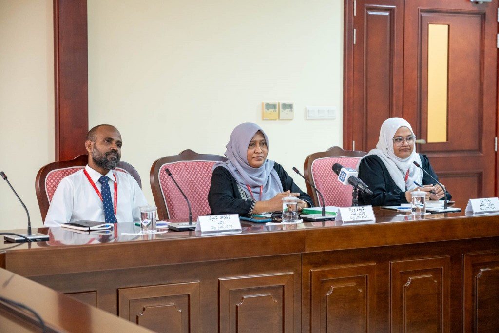 Aasandha kuriah gendheveynee aanmun ageh dhakkaa gothah badhalu kohgen: Zeeniya