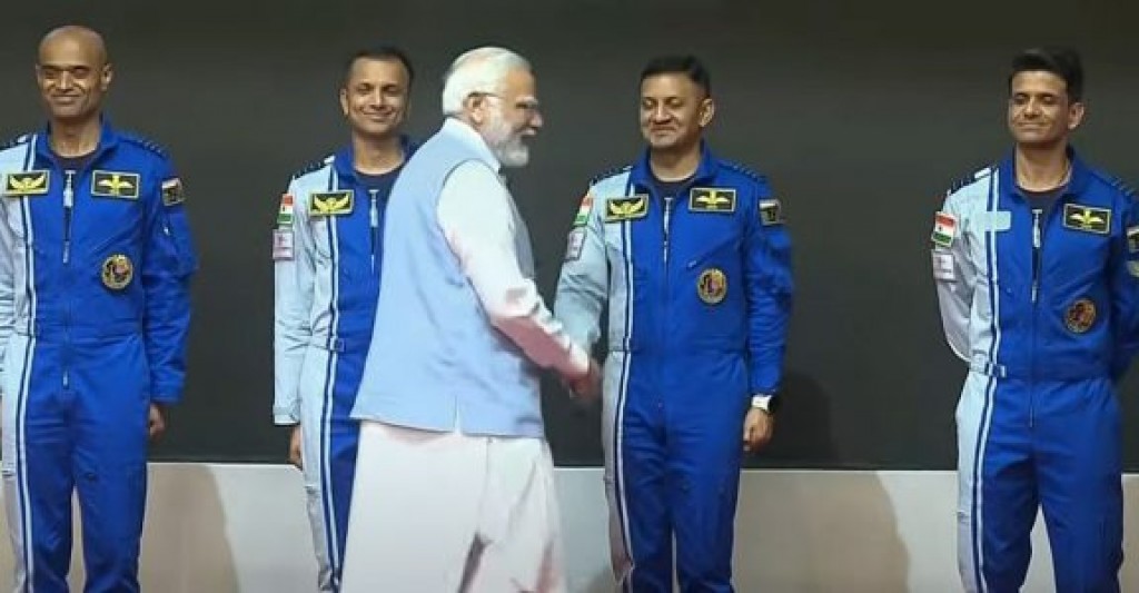 India in anna aharu jahvvah dhaa meehun dhakkaalaifi