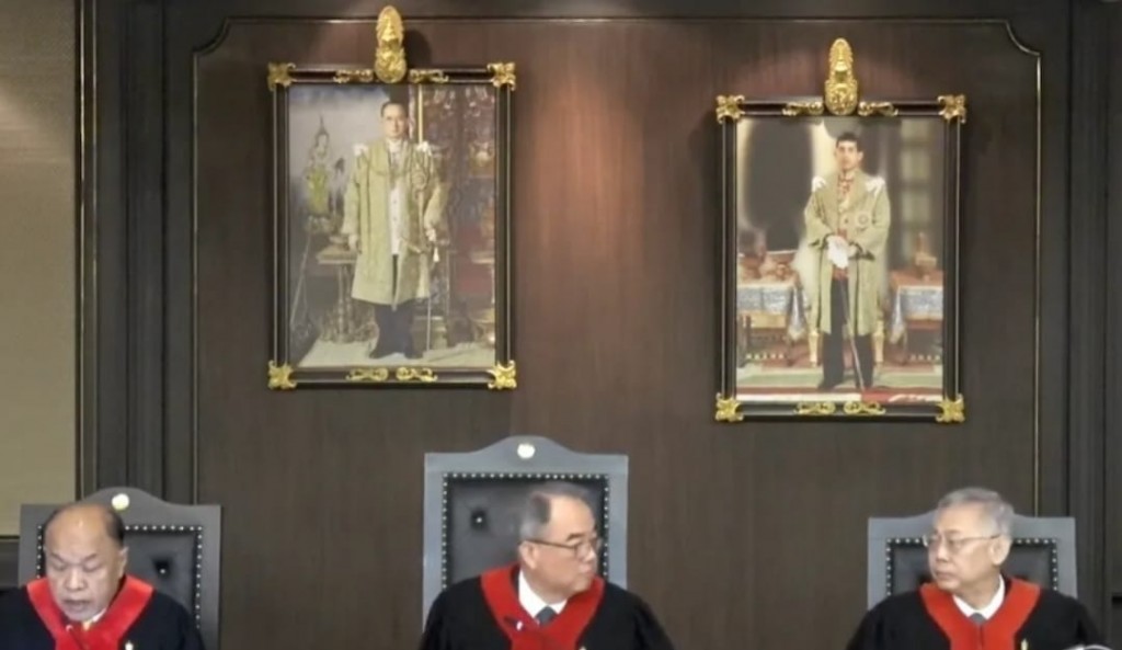 Adhuge dhuniye: Thailandge constitutional court ge dhaurakee kobaa?