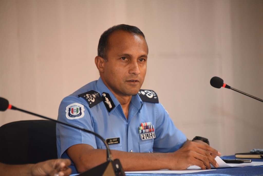 Bon govvi meehunah hamdharudheeve, ekamah hihvaru dhey meehunge mauloomaathu hoadhai, fiyavalhu alhaanan: Fuluhun
