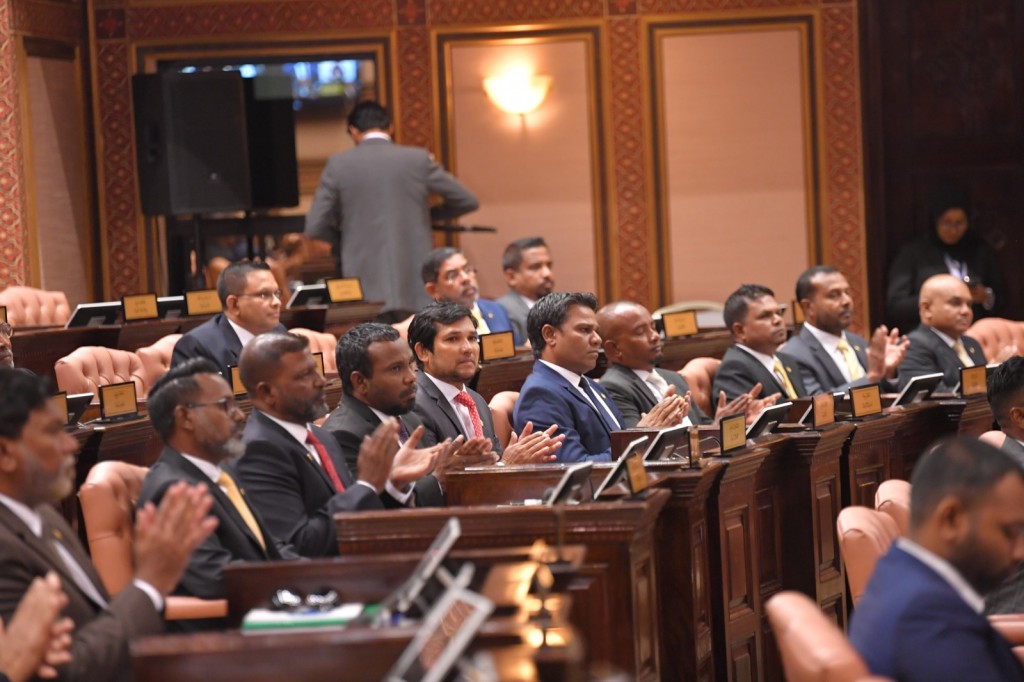 Heyo niyatheh nei, musaara aai adhadhu amihlla ah kanda'alhaa nama majilis kudaeh nuvaane!