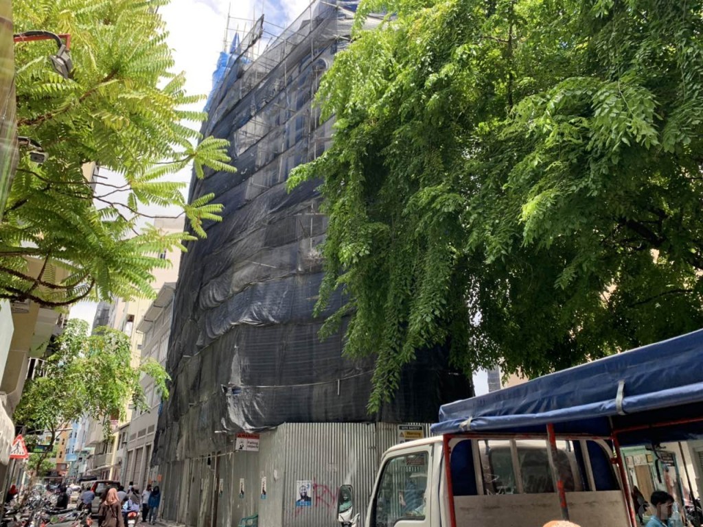Two injured after glass sheet falls from Maaveyo Mosque