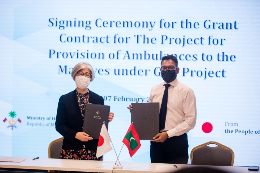 Japan in Raajje ah 8 ambulance  hadhiyaakuranee