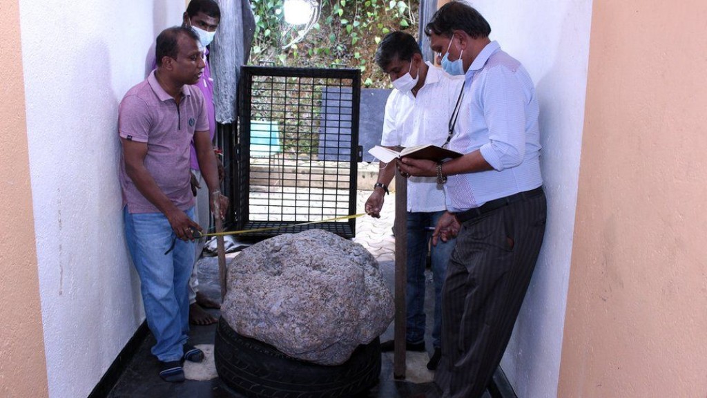 Dhuniyeyge enme bodu neelam hila Lanka in fenijje, agu 100 Million dollar ah araane