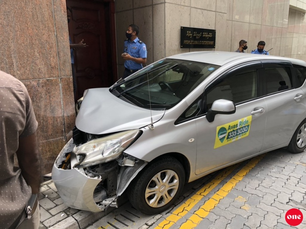 Car loses control, crash into parliament wall