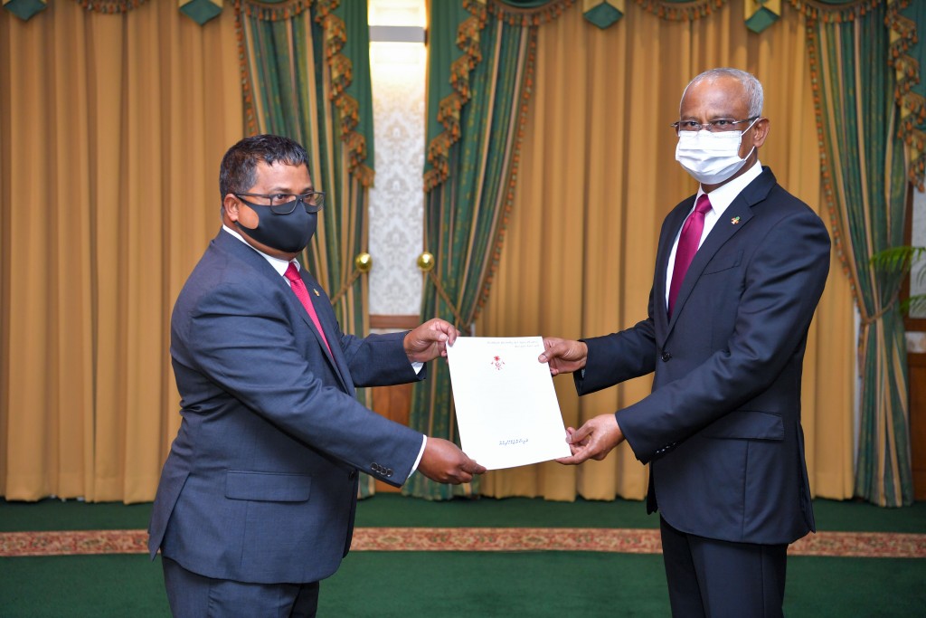 Fisheries Minister Dr. Hussein Rasheed ah Majlis in ruhun dheefi
