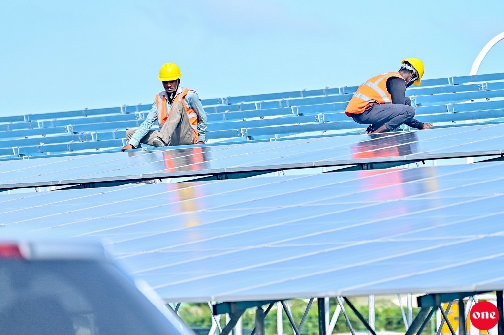 Addu gai 10 megawatt ge floating solar panel eh harukohddheyne bayaku hoadhanee