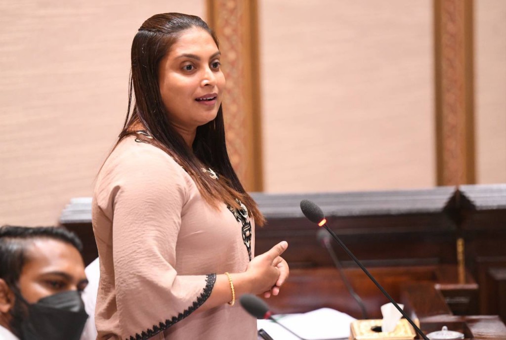 Filaavalhu dheyhavumugai Teacharuge moonuge ishaaraathaai non-verbal behaviour fenun laazim: Ministry