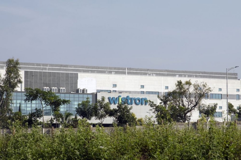 India gai huri 600 Million dollar ge iphone ufahddhaa factory TATA group inn gannanee