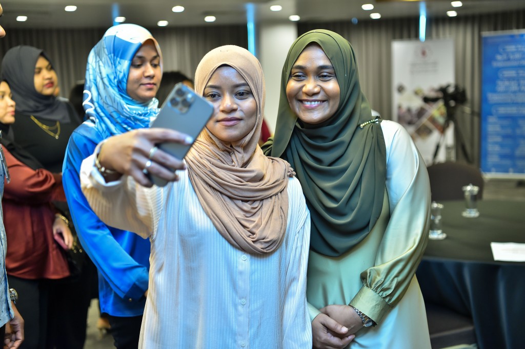 civil service ge mathy fanthy gai anhenun lead kurumah huri gonjehunthakaa medhu mashvaraakuranjehey: first lady
