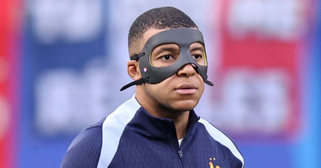 Mbappe mask gai practice match eh kulhefi, 2 goal jehi