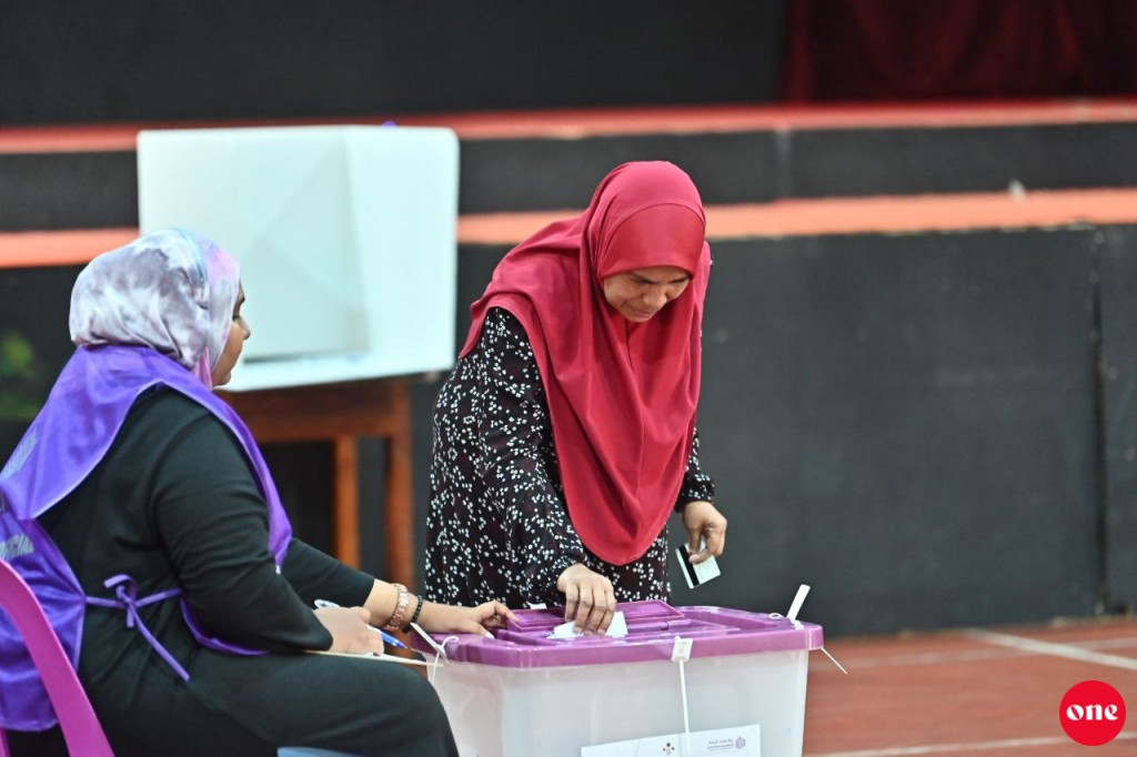 2 vana burugai vote laa gadi ithuru kuran ninmaifi, Vote lun onnaanee hendhunu 8:00 in haveeru 5 ah