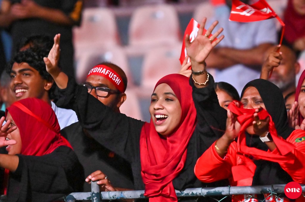 ވަން ފޮޓޯ: ގޯލްޑް ކަޕް ފައިނަލުގައި އައްޑޫ ބަލިކޮށް އޭދަފުށިން ތަށި އުފުލައިލުން