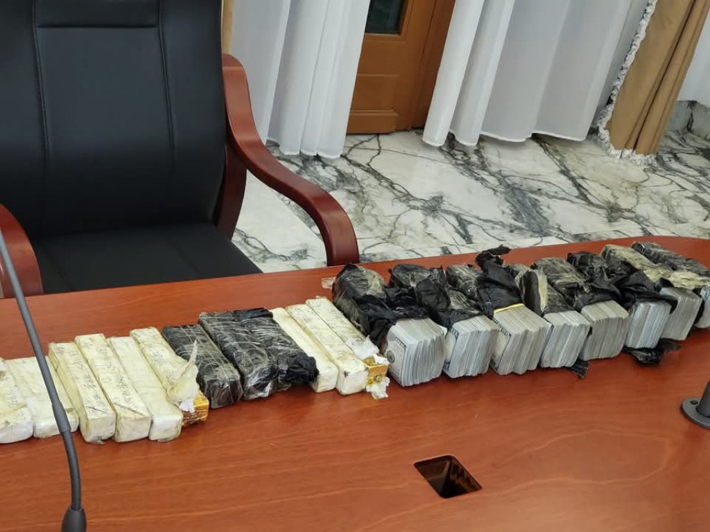 Ranaai gina adhadhehgge dollar aaeku China bayaku Congo gai hayyarukohffi