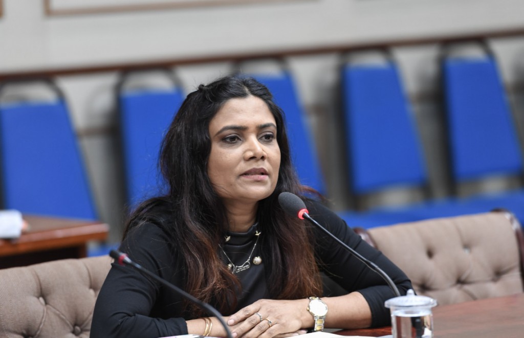 Broadcaster in aai re-broadcaster in ge aharee fee ma'aafu kohdheyn Raees ge arihun edhijje
