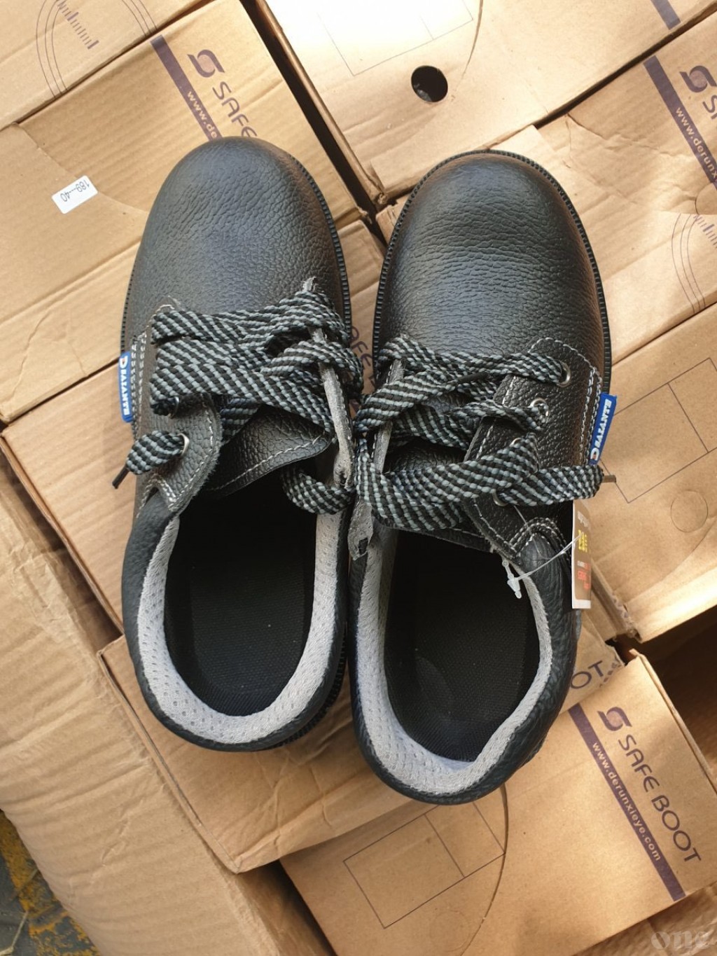 Two arrested for stealing shoes from a shop