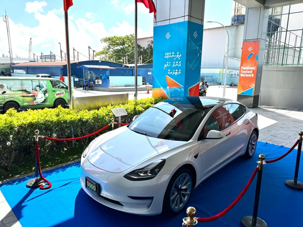 Dhiraagu ge ''Win a Teslar'' ge guru negun mirey