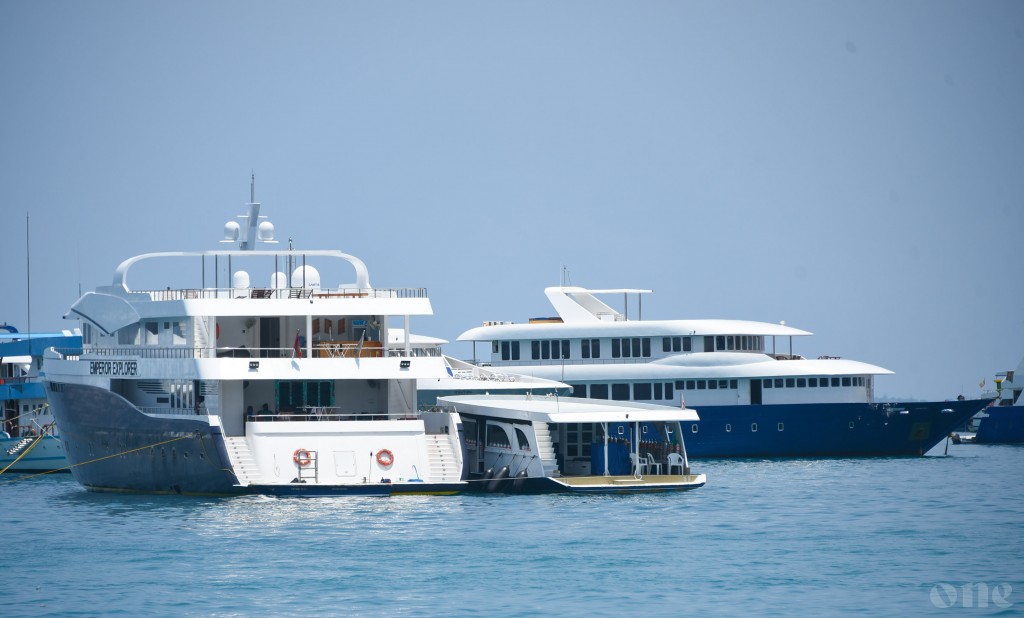 Safari boat thakuge crew innaai tourist in rahrashah nufeybumah ilthimaas kohfi