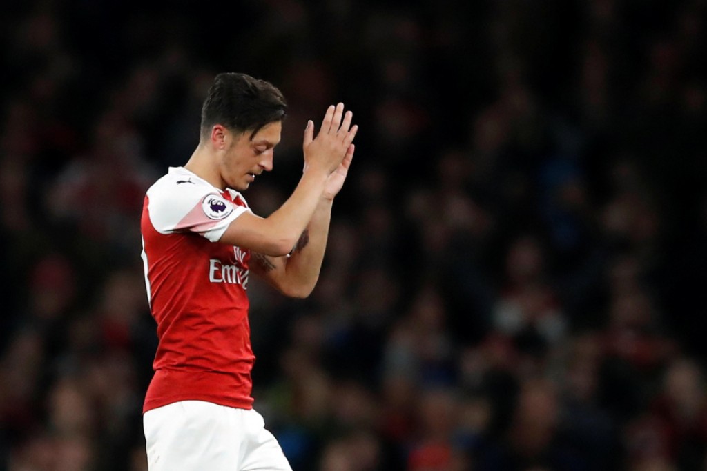 Arsenal ge squad in beyrukollumun Ozil ge hiyyfalhaigen