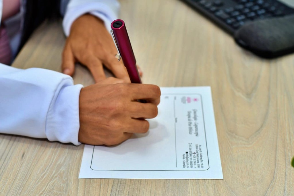 Enme dhuvahakah salaan buni muvahzzafakah medical hushahalhan engumun doctor dhinee maa molhu certificate eh