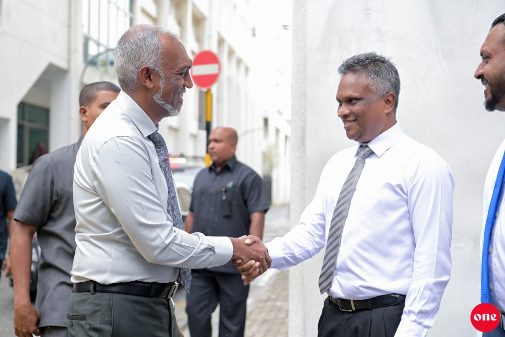 One Photo:  Raees, Male City Council ge members aa bahdhalu kurehvun