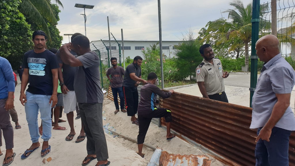 Dhaalu airport ah vanna dhorumathee bodu valhugandeh kone, tinu jahai bandhu koffi, Nukumeveni Dhivehinah ekani